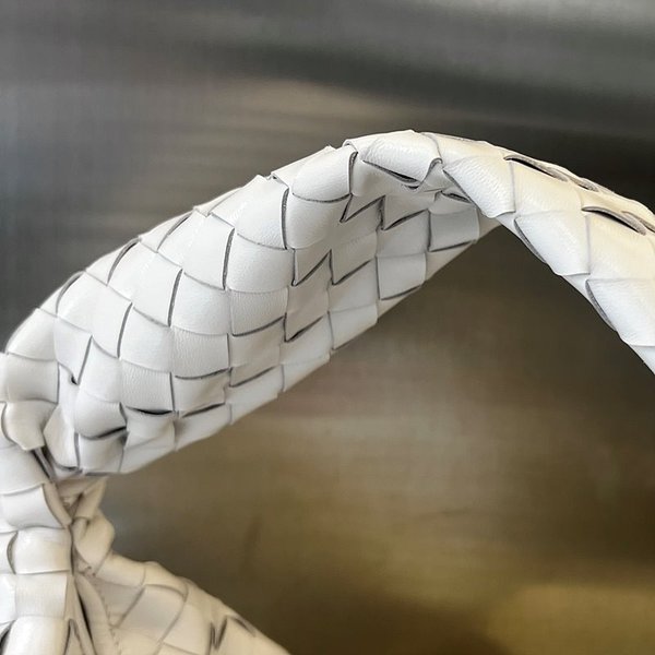 보테가베네타 라지 홉 [매장가 567만원대]