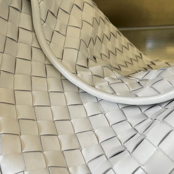 보테가베네타 라지 홉 [매장가 567만원대]