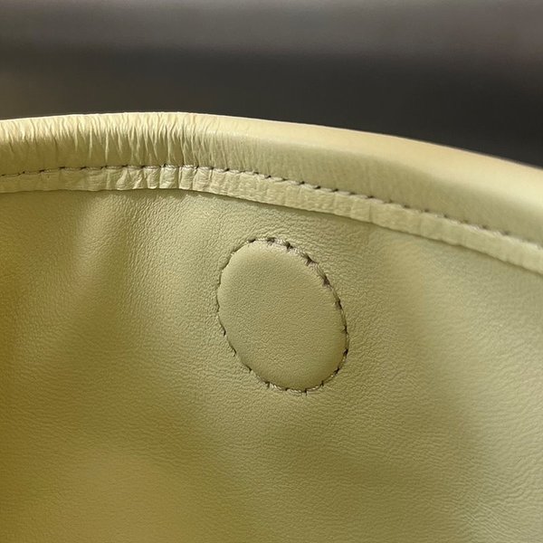 보테가베네타 라지 홉 [매장가 567만원대]