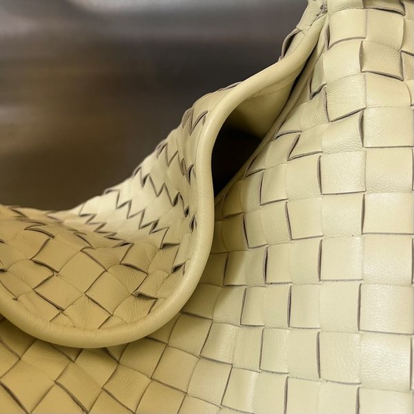 보테가베네타 라지 홉 [매장가 567만원대]