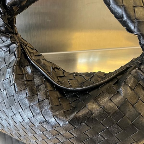 보테가베네타 스몰 홉 [매장가 402만원대]