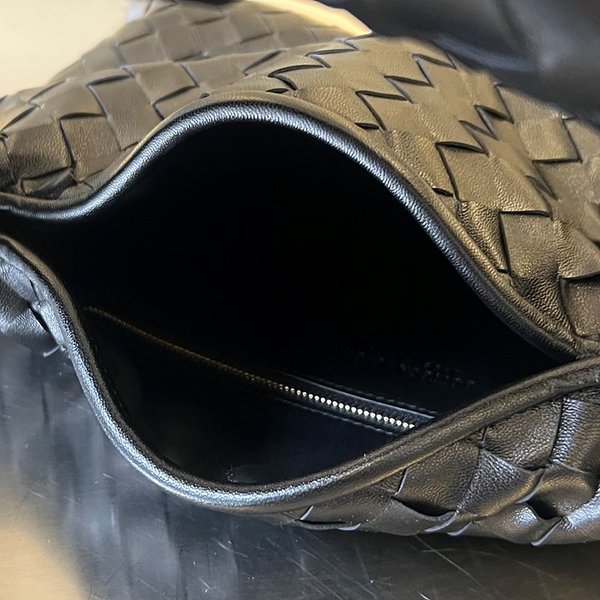 보테가베네타 스몰 홉 [매장가 402만원대]