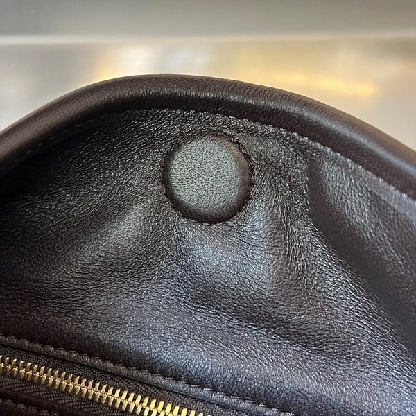 보테가베네타 스몰 홉 [매장가 402만원대]