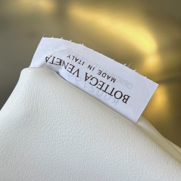 보테가베네타 미니 홉 [매장가 347만원대]