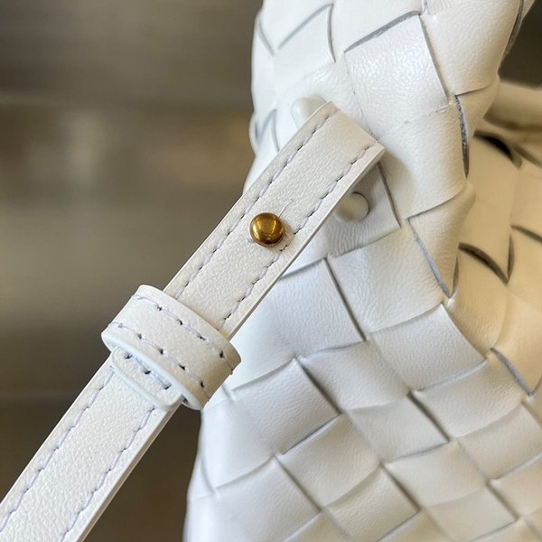 보테가베네타 미니 홉 [매장가 347만원대]