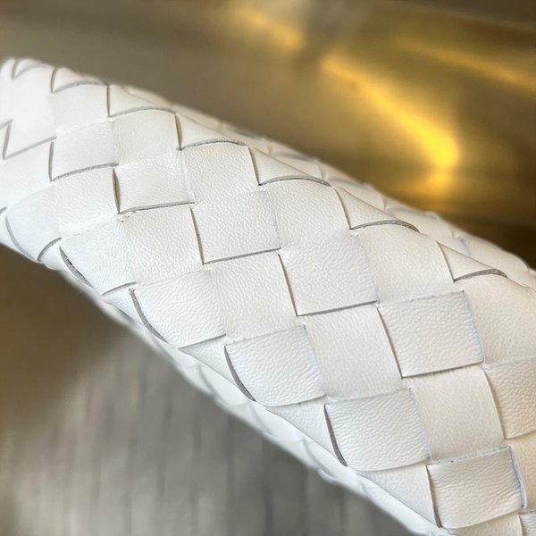 보테가베네타 미니 홉 [매장가 347만원대]