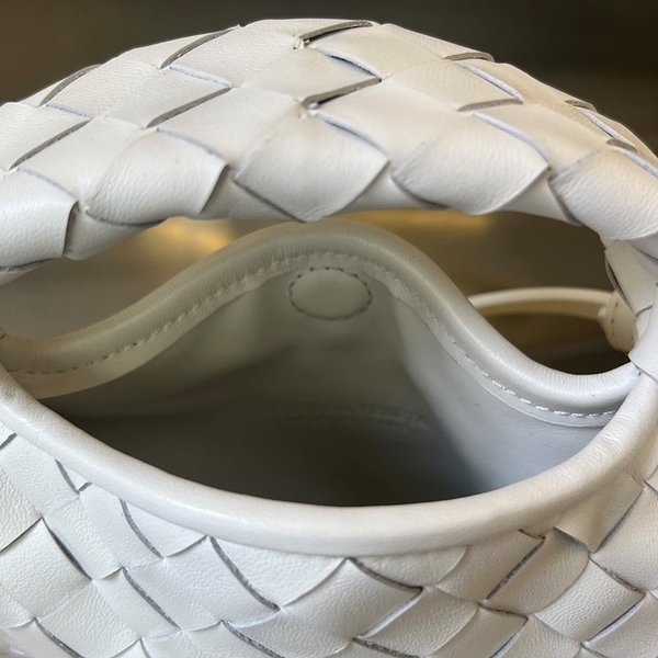 보테가베네타 미니 홉 [매장가 347만원대]