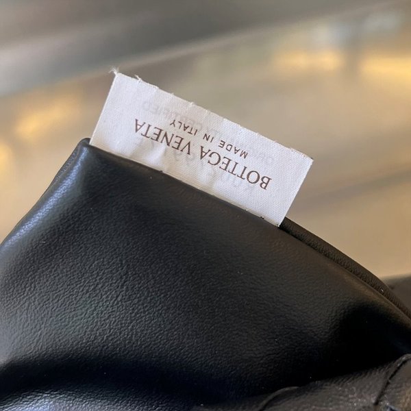 보테가베네타 미니 홉 [매장가 347만원대]