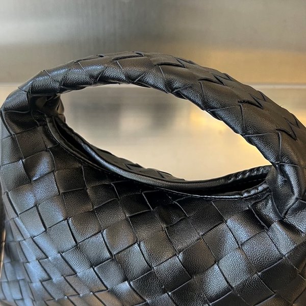 보테가베네타 미니 홉 [매장가 347만원대]