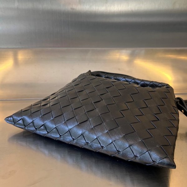 보테가베네타 미니 홉 [매장가 347만원대]