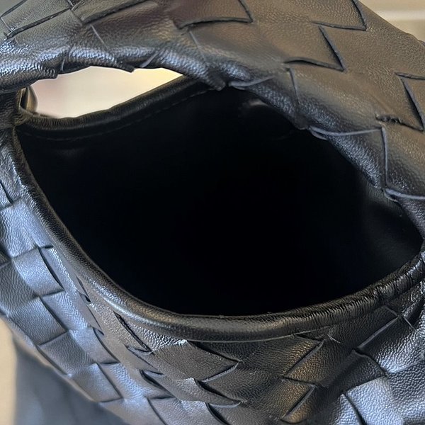 보테가베네타 미니 홉 [매장가 347만원대]