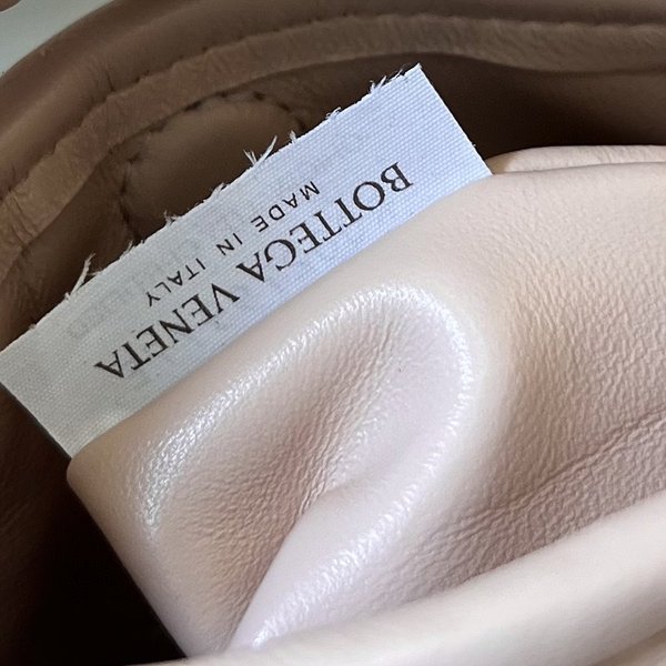 보테가베네타 미니 홉 [매장가 347만원대]