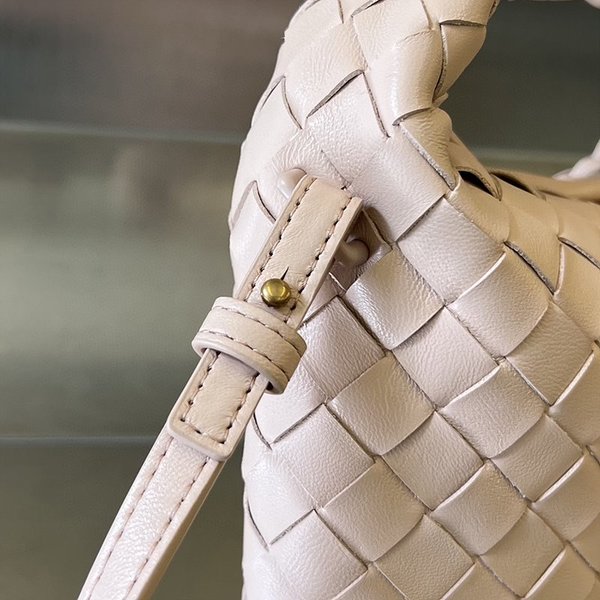 보테가베네타 미니 홉 [매장가 347만원대]