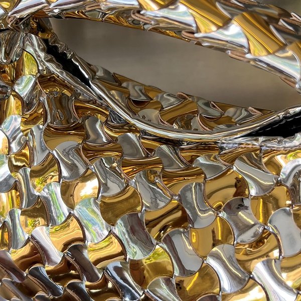 보테가베네타 미니 홉 [매장가 347만원대]