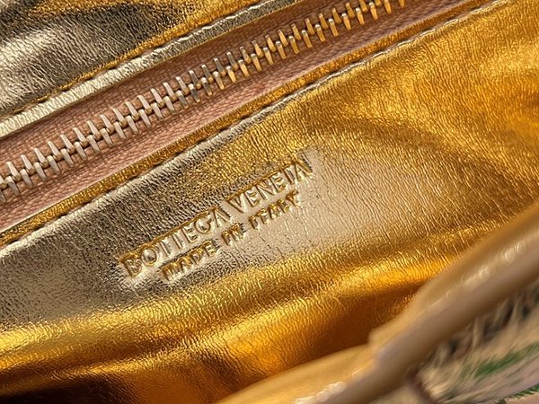 보테가베네타 패디드 카세트백 [매장가 555만원대]