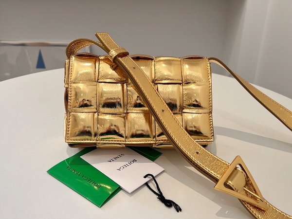 보테가베네타 패디드 카세트백 [매장가 555만원대]