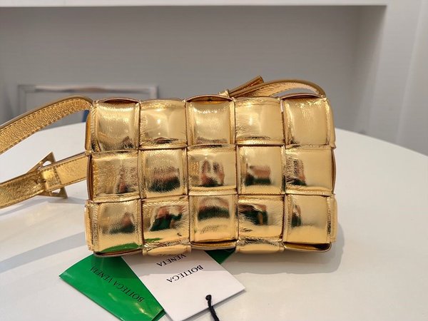 보테가베네타 패디드 카세트백 [매장가 555만원대]