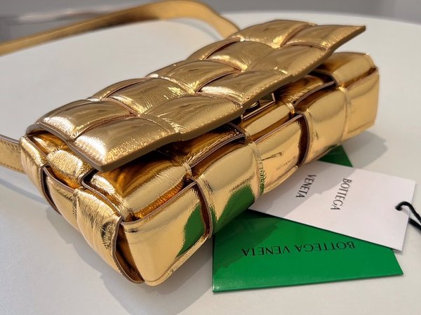 보테가베네타 패디드 카세트백 [매장가 555만원대]