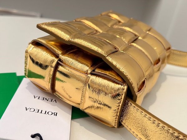 보테가베네타 패디드 카세트백 [매장가 555만원대]