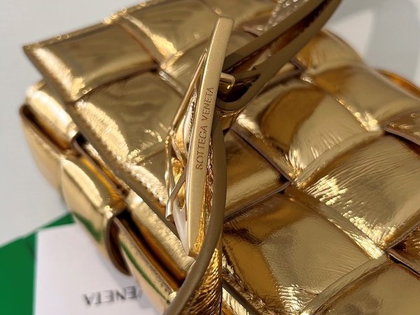 보테가베네타 패디드 카세트백 [매장가 555만원대]