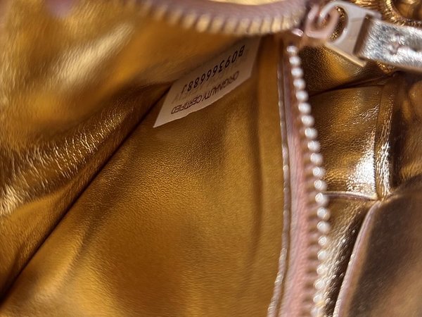 보테가베네타 패디드 카세트백 [매장가 555만원대]