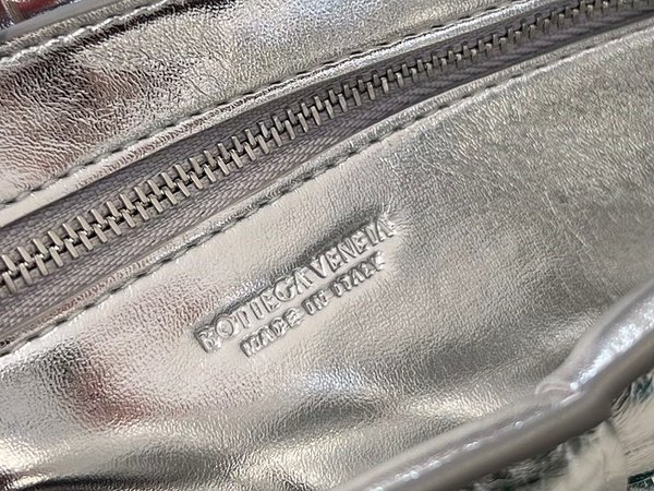 보테가베네타 패디드 카세트백 [매장가 555만원대]