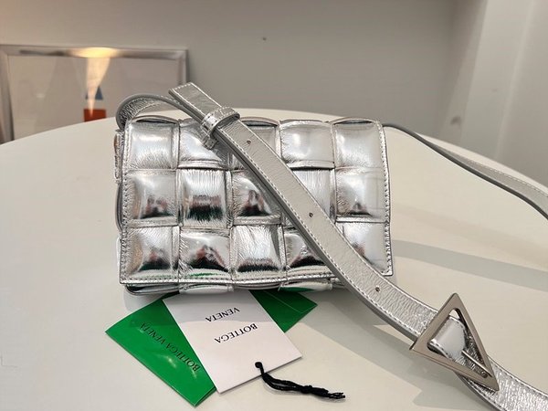 보테가베네타 패디드 카세트백 [매장가 555만원대]