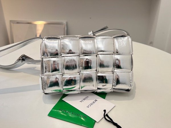 보테가베네타 패디드 카세트백 [매장가 555만원대]