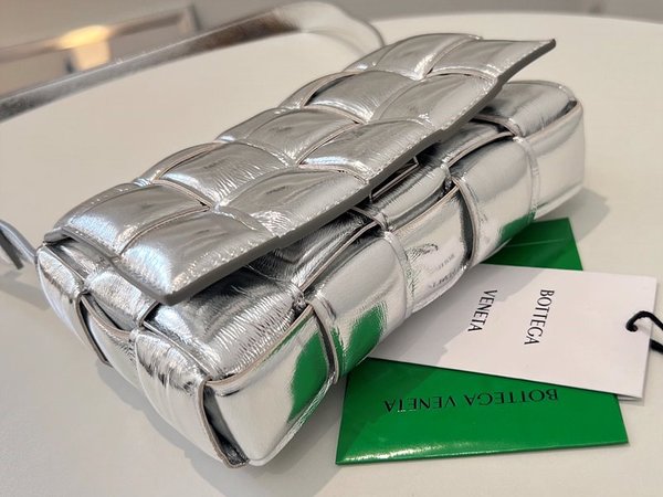 보테가베네타 패디드 카세트백 [매장가 555만원대]