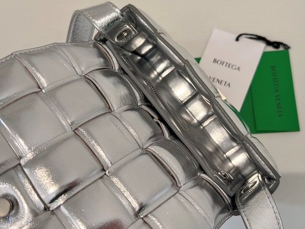 보테가베네타 패디드 카세트백 [매장가 555만원대]