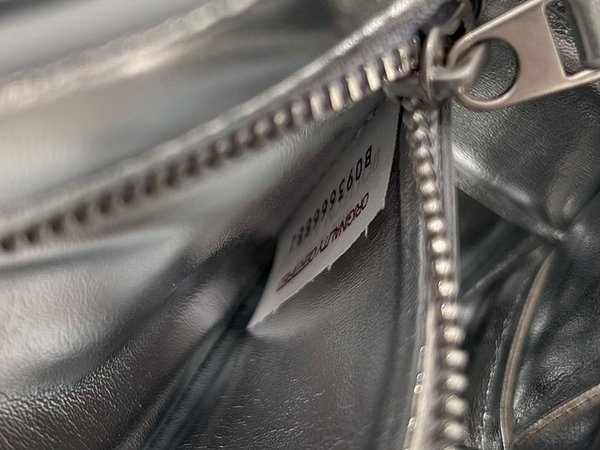 보테가베네타 패디드 카세트백 [매장가 555만원대]