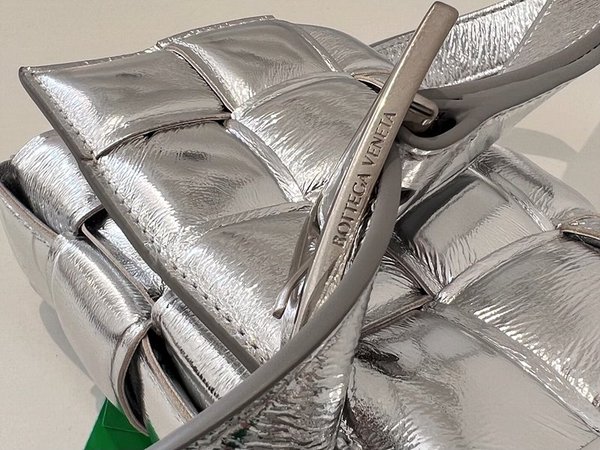 보테가베네타 패디드 카세트백 [매장가 555만원대]