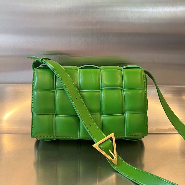 보테가베네타 패디드 카세트백 [매장가 567만원대]