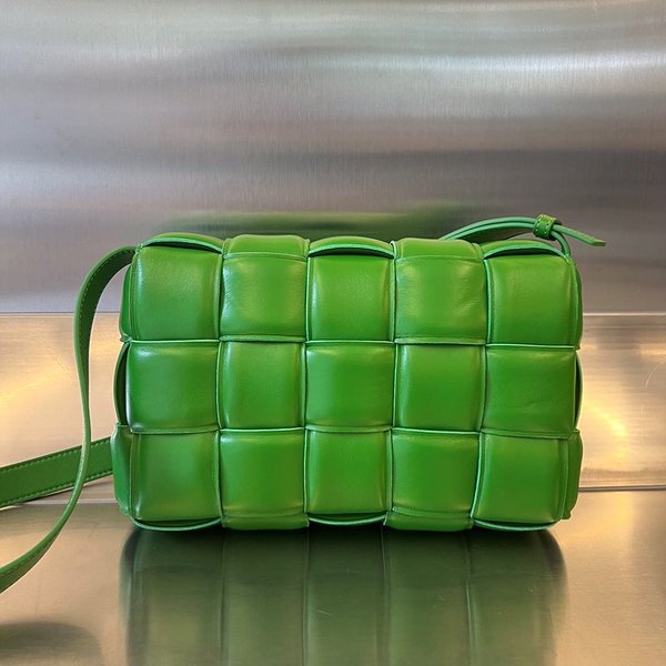 보테가베네타 패디드 카세트백 [매장가 567만원대]