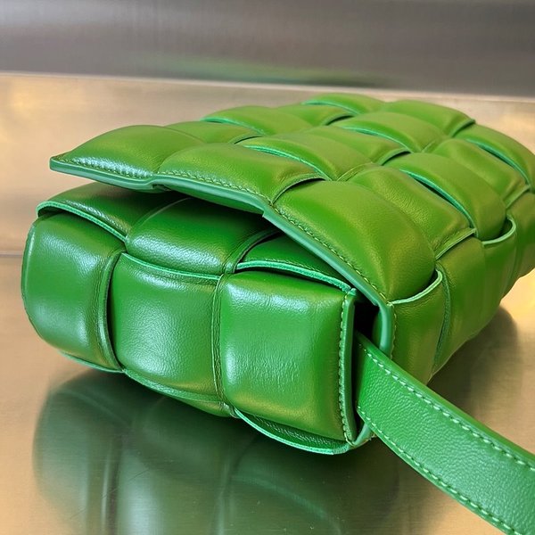 보테가베네타 패디드 카세트백 [매장가 567만원대]