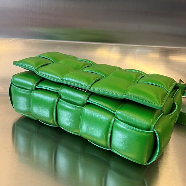 보테가베네타 패디드 카세트백 [매장가 567만원대]