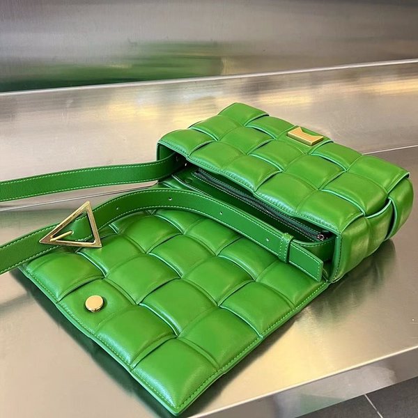 보테가베네타 패디드 카세트백 [매장가 567만원대]