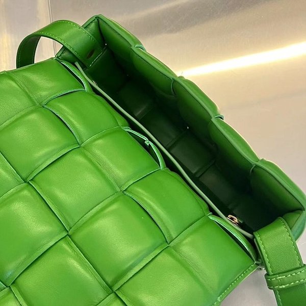 보테가베네타 패디드 카세트백 [매장가 567만원대]