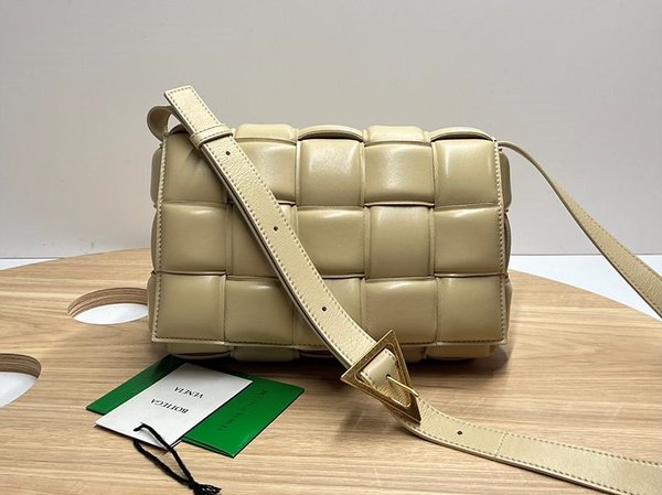 보테가베네타 패디드 카세트백 [매장가 567만원대]