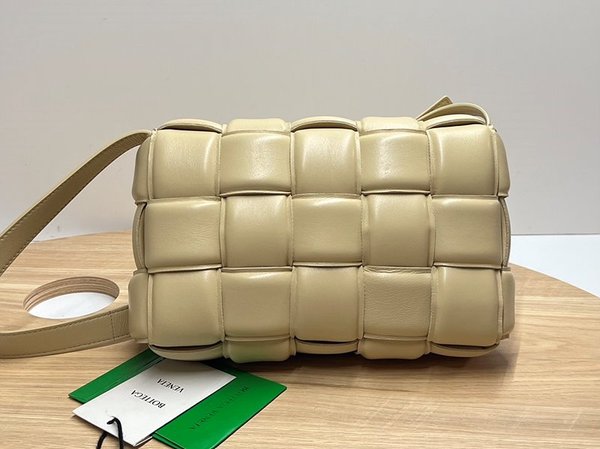 보테가베네타 패디드 카세트백 [매장가 567만원대]