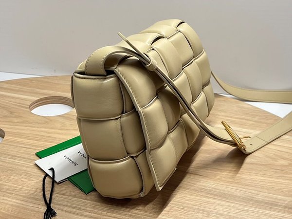 보테가베네타 패디드 카세트백 [매장가 567만원대]