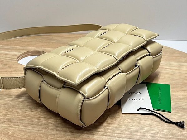 보테가베네타 패디드 카세트백 [매장가 567만원대]