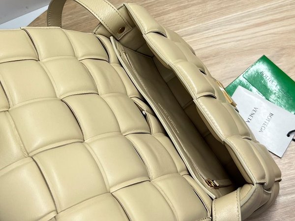 보테가베네타 패디드 카세트백 [매장가 567만원대]