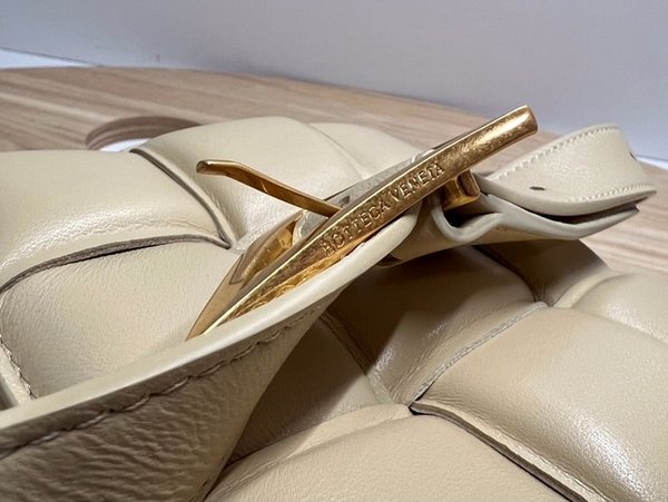 보테가베네타 패디드 카세트백 [매장가 567만원대]