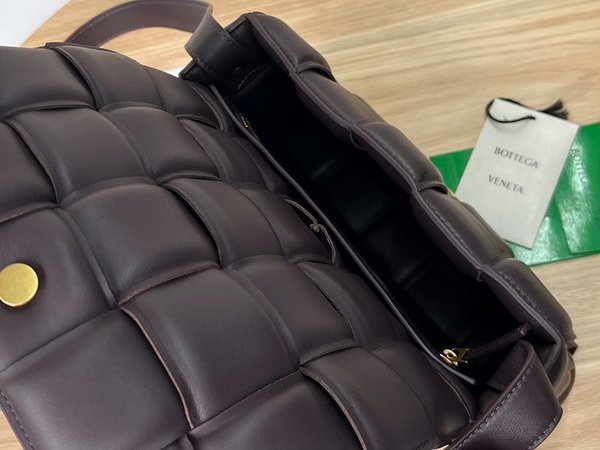 보테가베네타 패디드 카세트백 [매장가 567만원대]