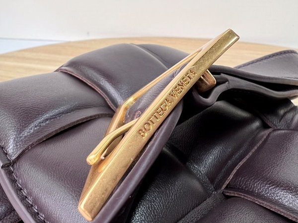 보테가베네타 패디드 카세트백 [매장가 567만원대]