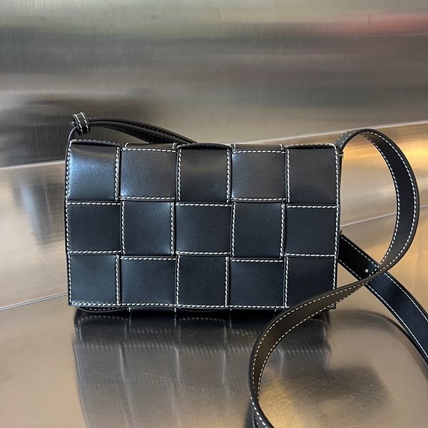 보테가베네타 크로스 바디백 [매장가 399만원대]