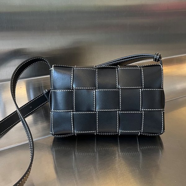 보테가베네타 크로스 바디백 [매장가 399만원대]