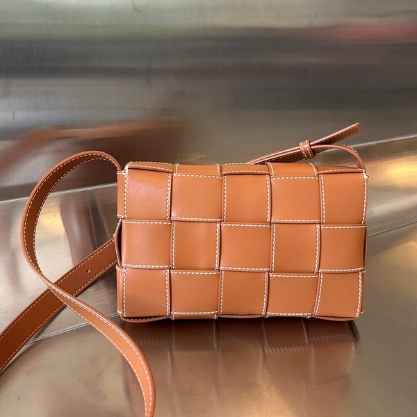 보테가베네타 크로스 바디백 [매장가 399만원대]