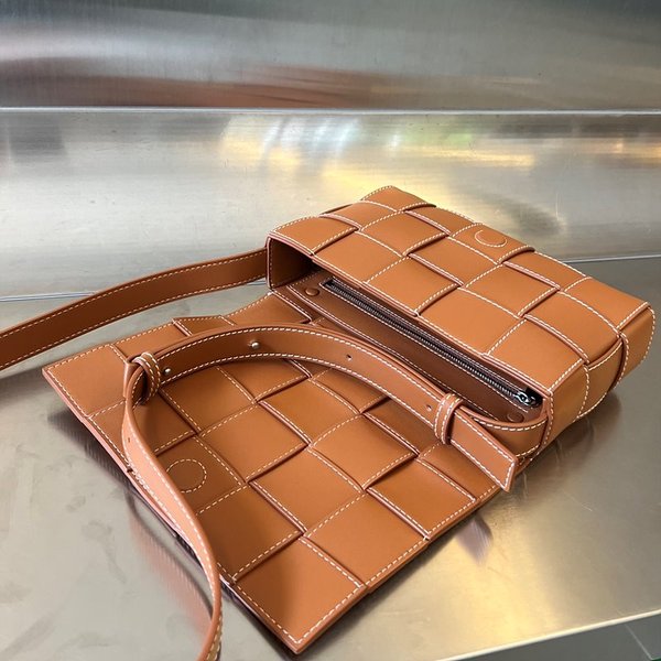 보테가베네타 크로스 바디백 [매장가 399만원대]